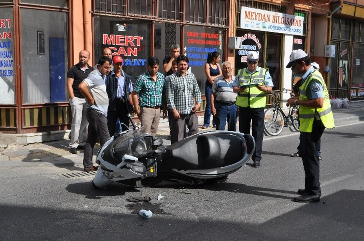Lüleburgaz\'da Motosikletle Otomobil Çarpıştı: 1 Yaralı