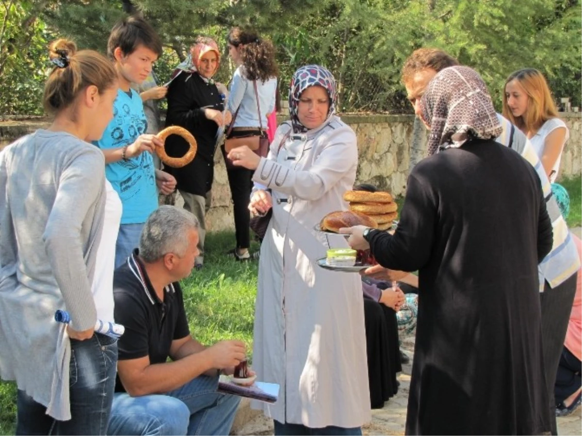 MYO Öğrencilerine Çay ve Simit İkramı