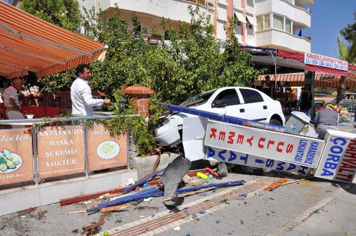 Otomobil Kaldırıma Çıktı: 2\'si Alman 3 Yaralı