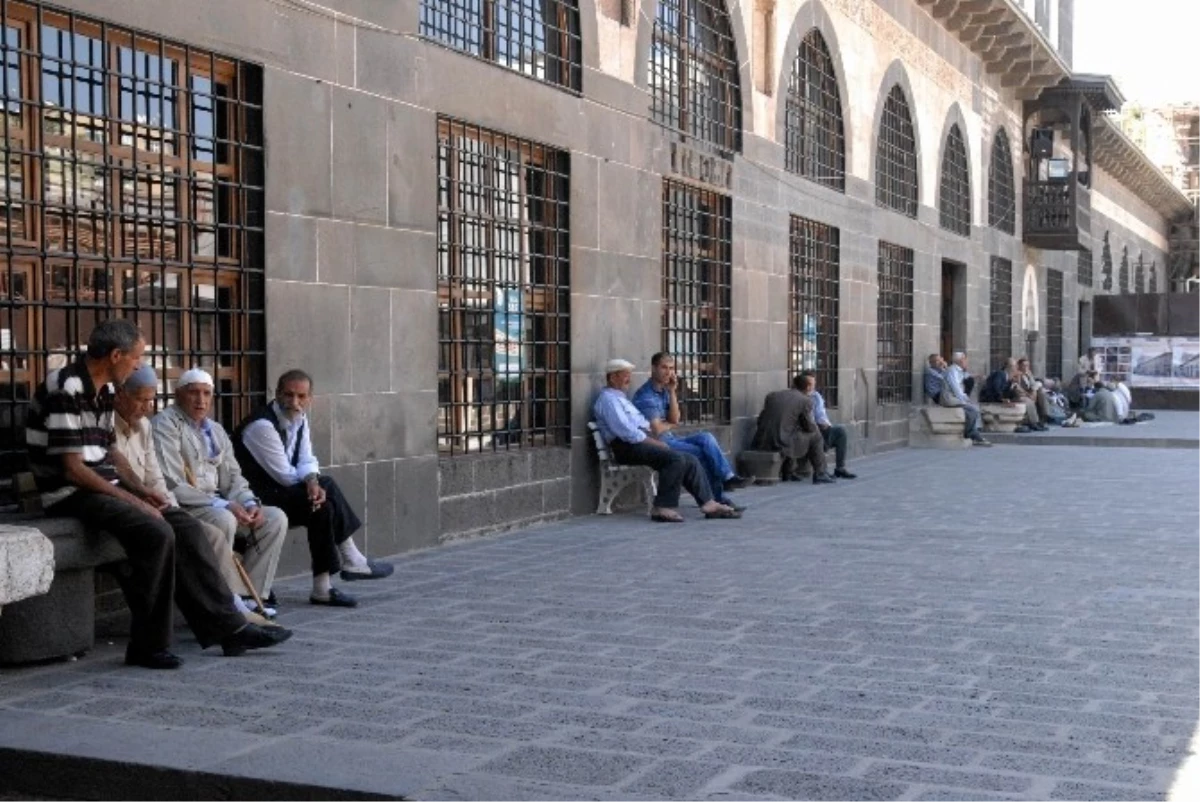 Diyarbakır\'da Tarihi Eserlerin Restorasyon Çalışmaları Sürüyor