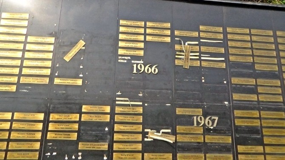 Zonguldak\'ta Maden Şehitleri Anıtındaki Tabelalar Dökülüyor