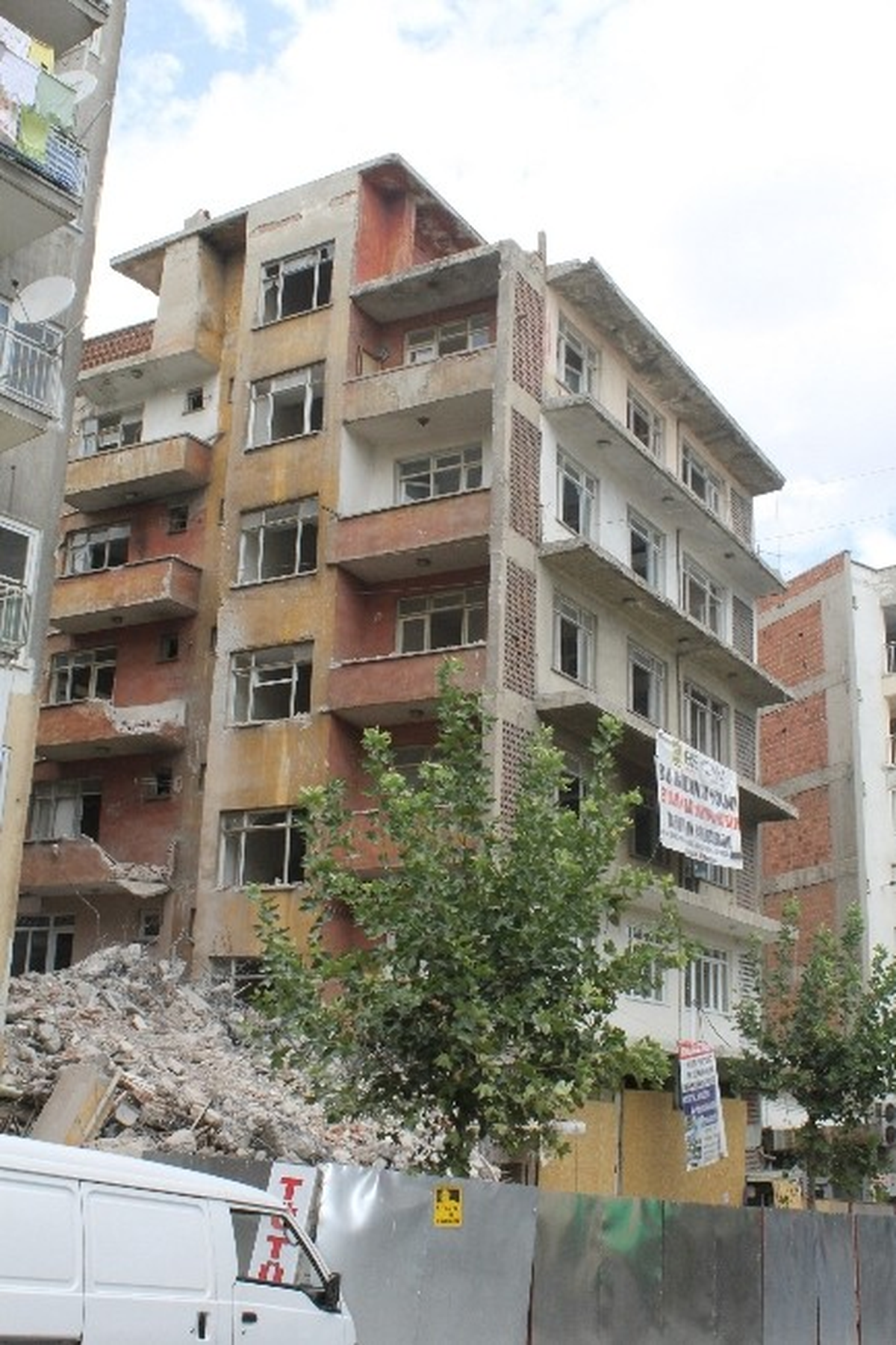 Denizli\'de Patlamada Hasar Gören Bina Yıkıldı