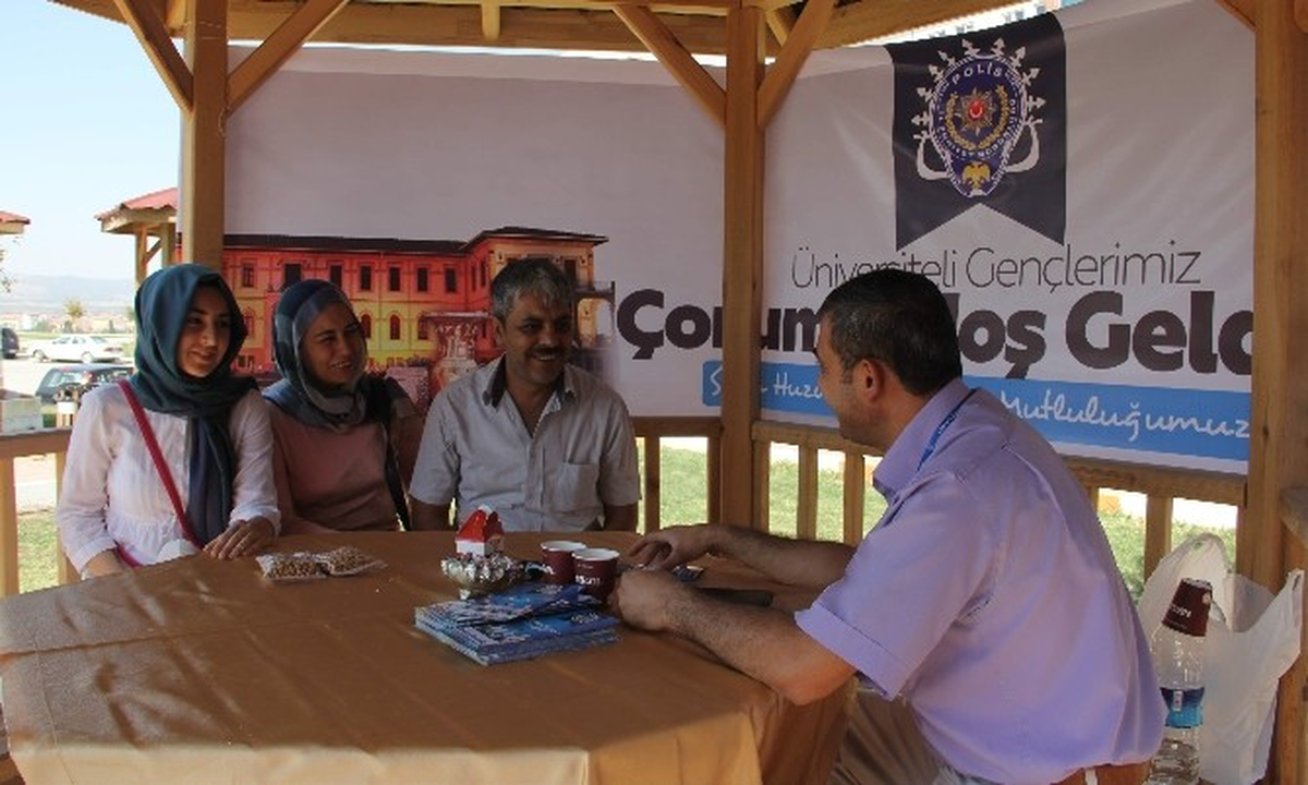 Polis\'ten Öğrencilere Önce Leblebi İkramı Sonra Uyarı