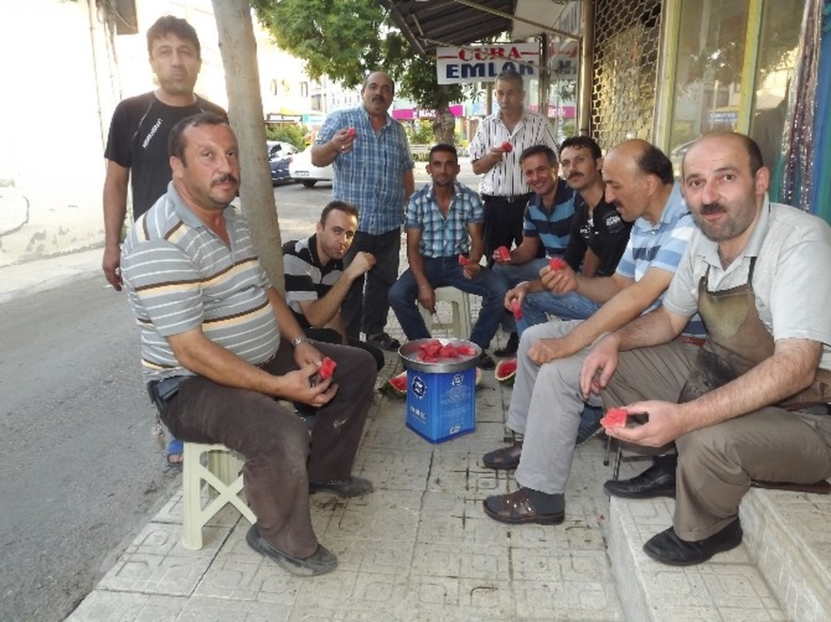 Satamadığı Karpuzu Çarşı Esnafına İkram Etti