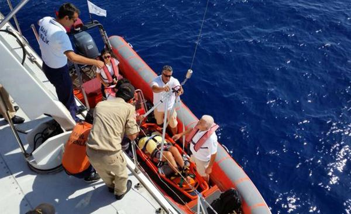 Teknede Düşerek Kalçasını Kıran Turisti, Sahil Güvenlik Kurtardı