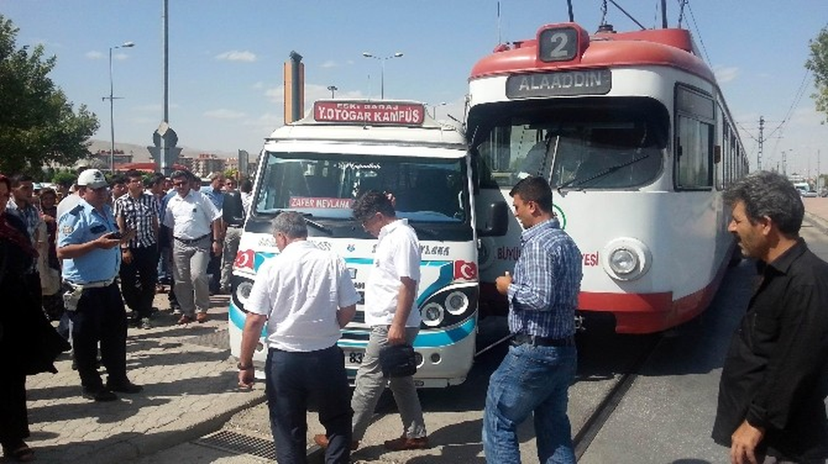 Tramvayla Yolcu Minibüsü Çarpıştı: 3 Yaralı