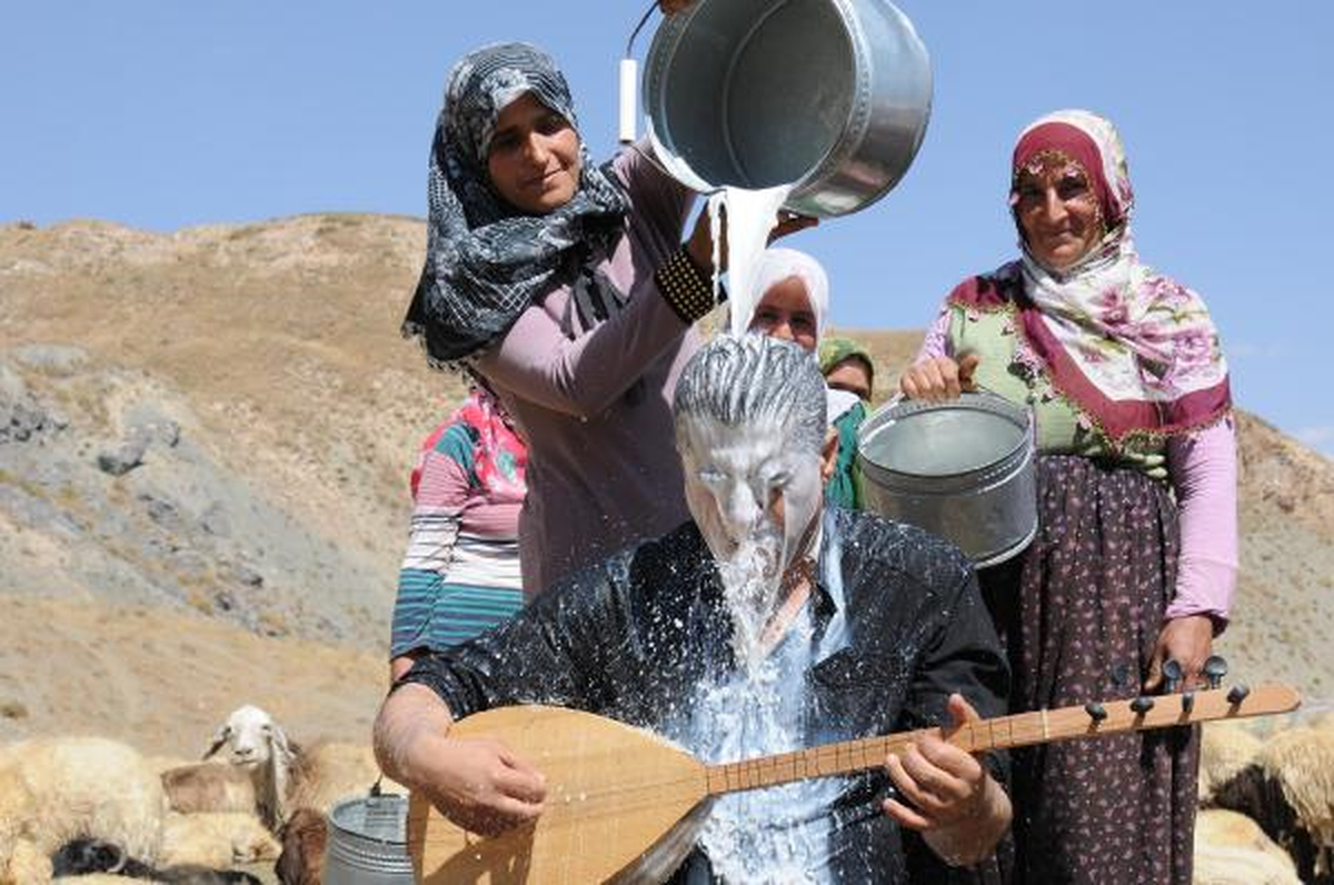 Hakkarili Halk Müziği Sanatçısı Als Hastalığı İçin Süt Banyosu Yaptı