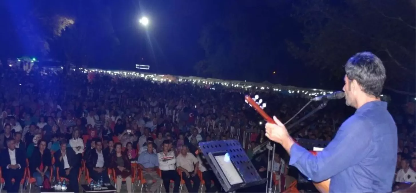 Uğur Işılak Dombıra ile Coşturdu