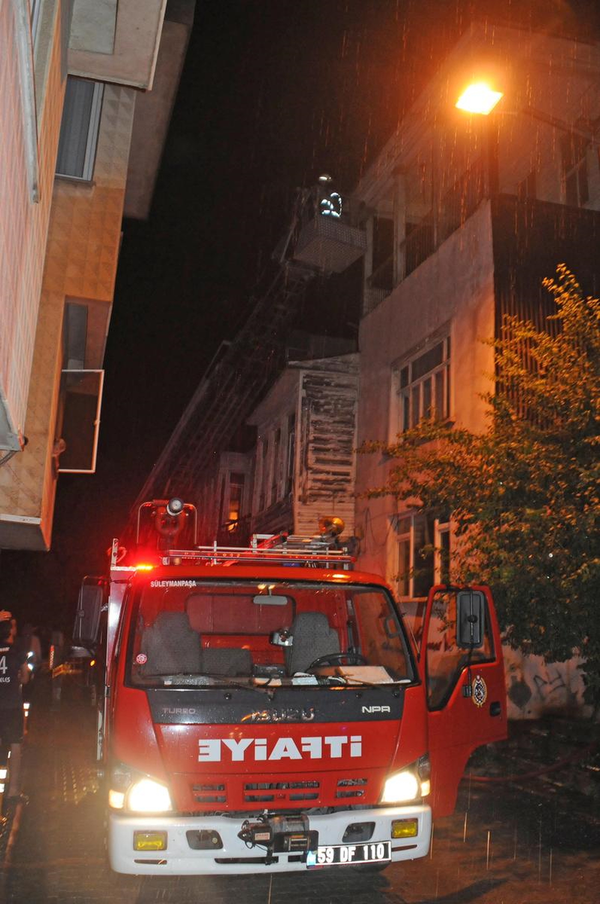 Yangında Mahsur Kalan 2 Kişiyi İtfaiye Ekipleri Kurtardı