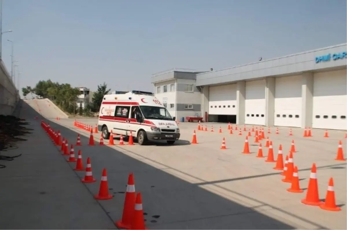 112 Sağlık Ekiplerine Ambulans Sürüş Eğitimi Verildi