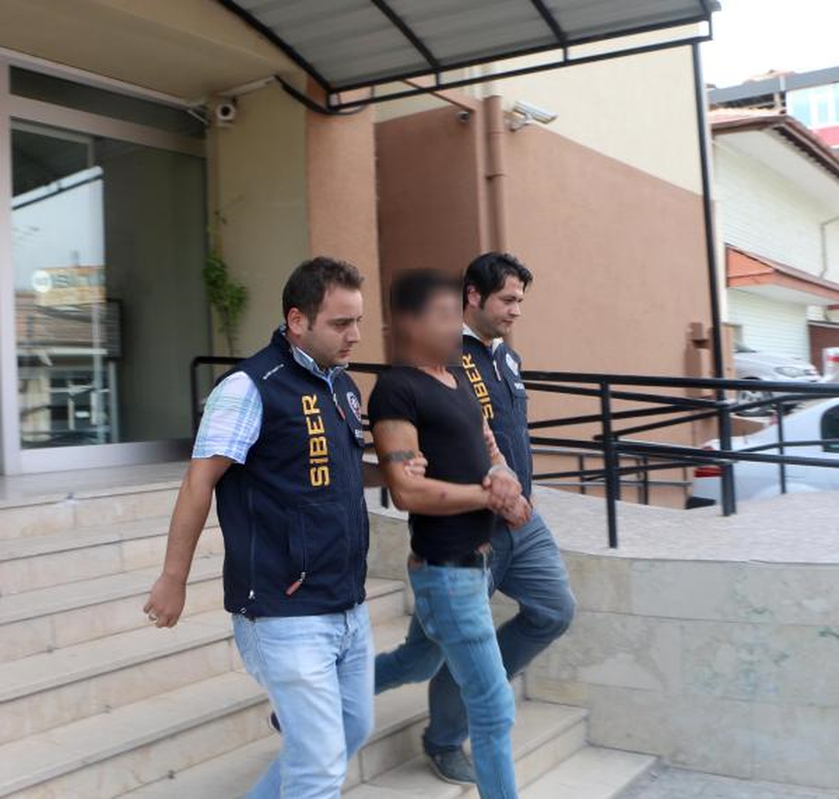 Erzincan\'da 3 Kıza İnternet Üzerinden Çıplak Şantaja Tutuklama
