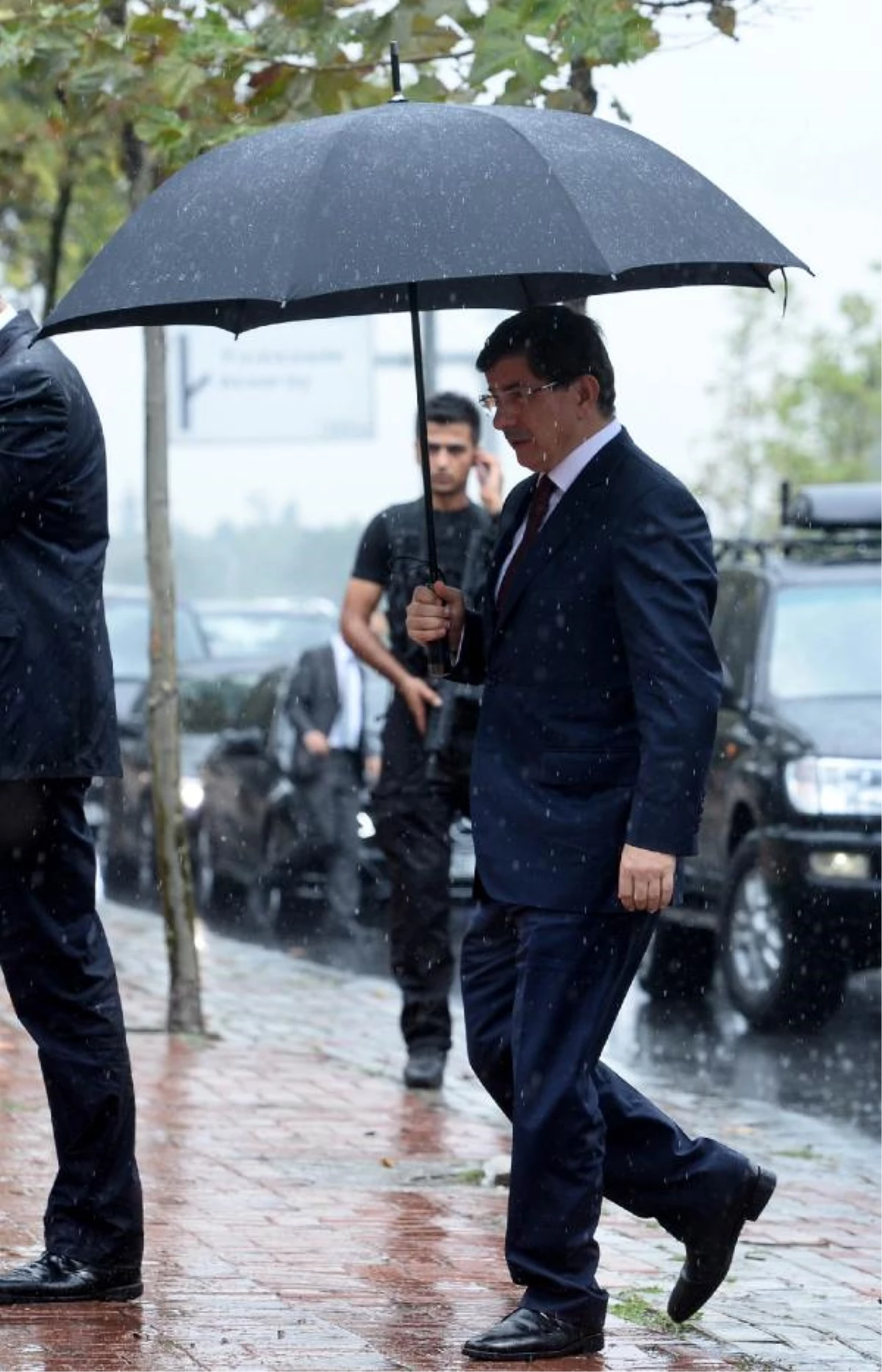 Başbakan Ahmet Davutoğlu\'ndan Kabir Ziyaretleri