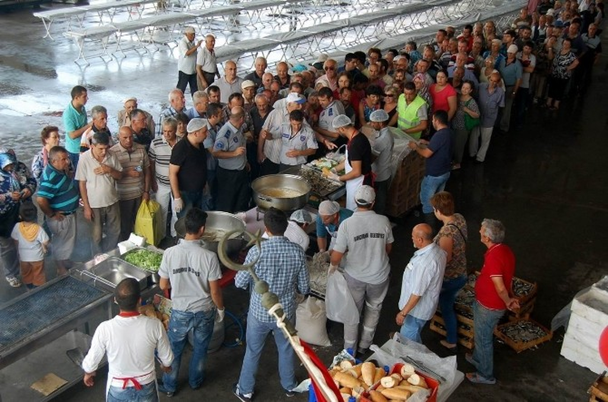 Bandırmalı Balıkçılardan İlçe Halkına Balık Ekmek İkramı