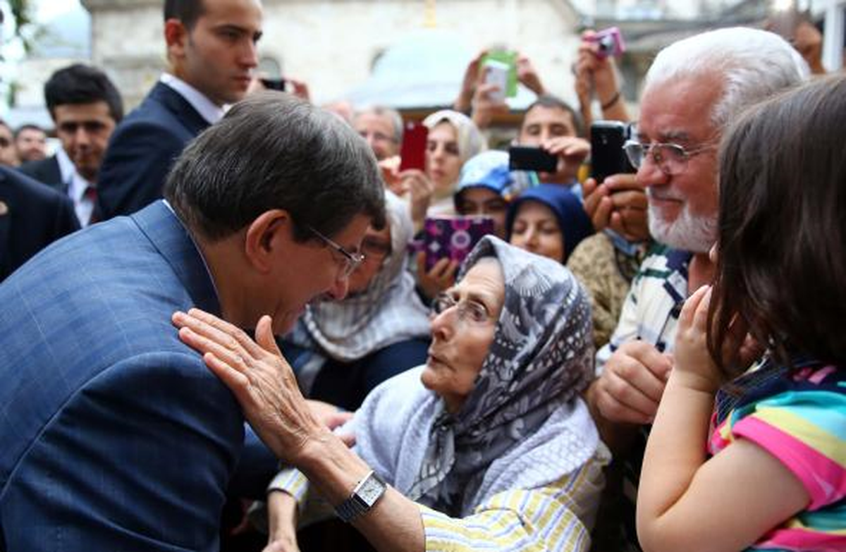Başbakan Davutoğlu Cuma Namazı Sonrası Vatandaşlarla Sohbet Etti