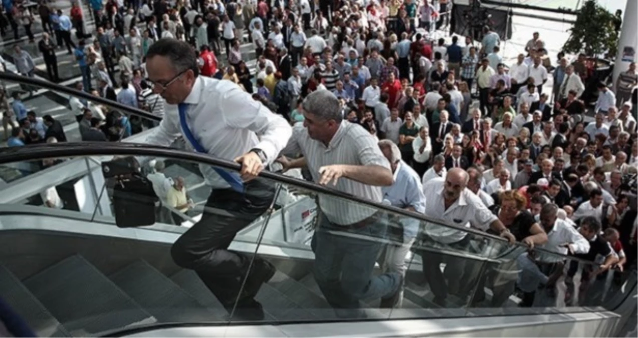 CHP\'li Delegeler Yürüyen Merdivene Ters Bindi