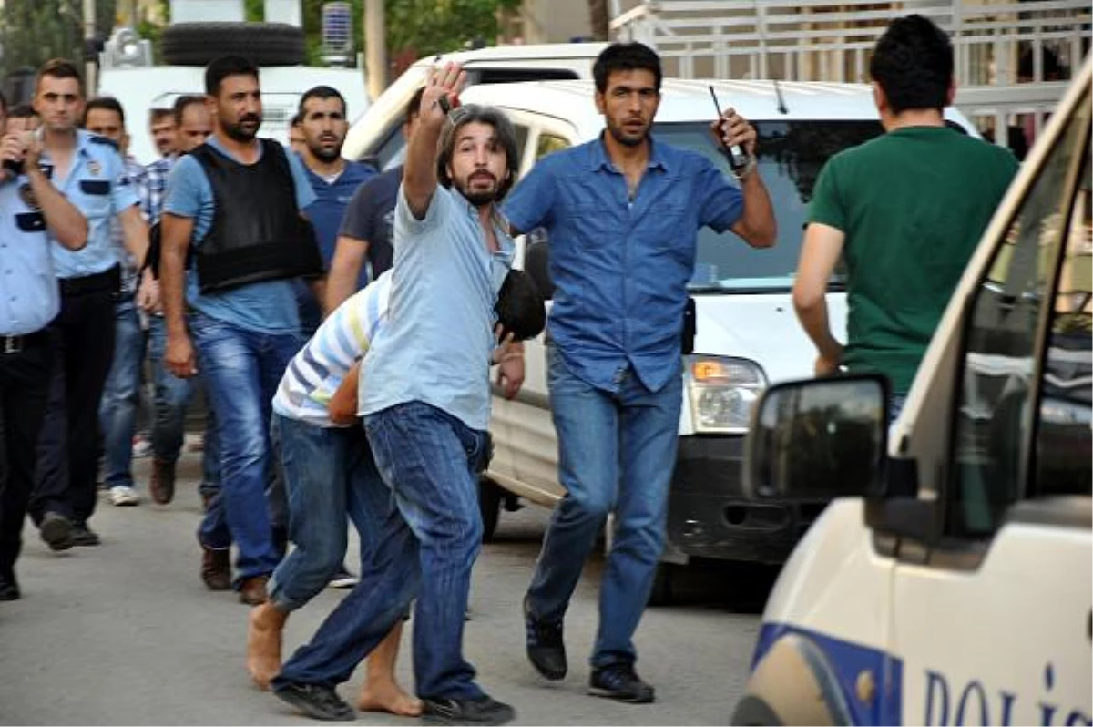 Diyarbakır\'da Polis Memuru Bıçaklandı
