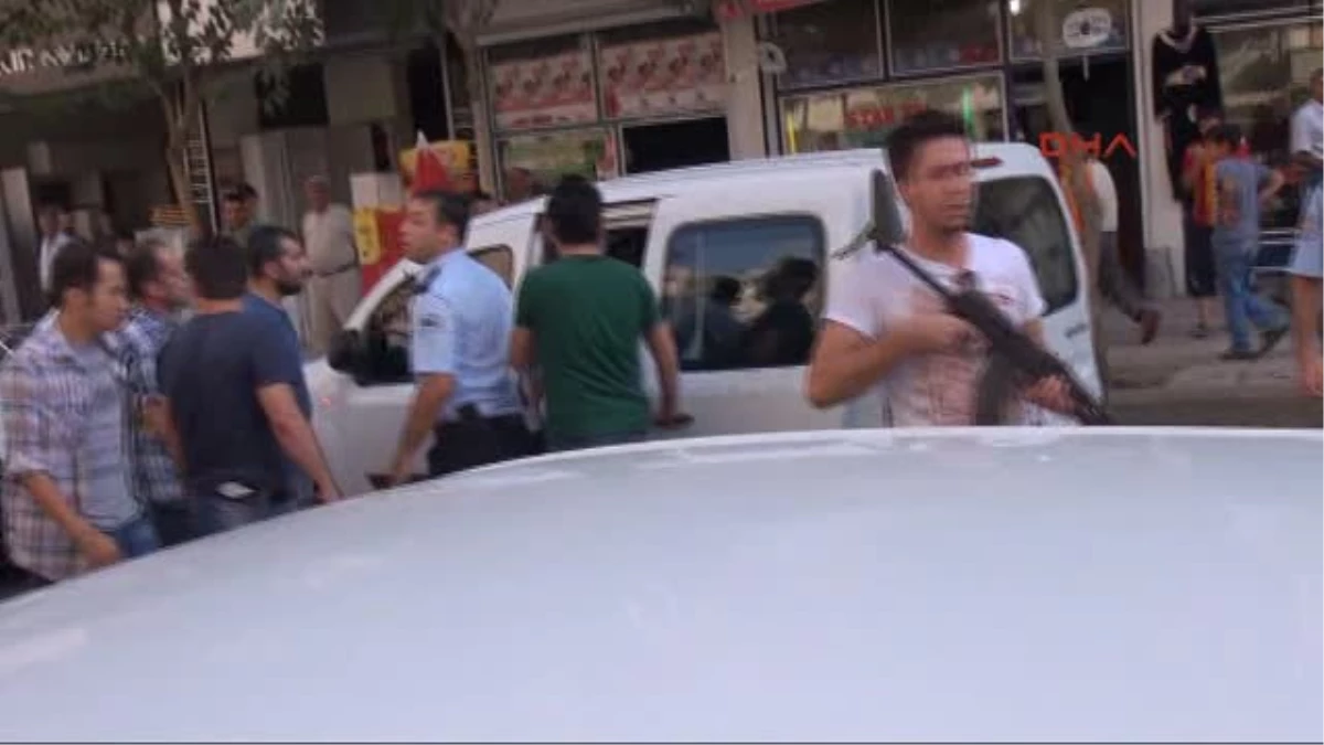 Diyarbakır\'da Polis Memuru Bıçaklandı