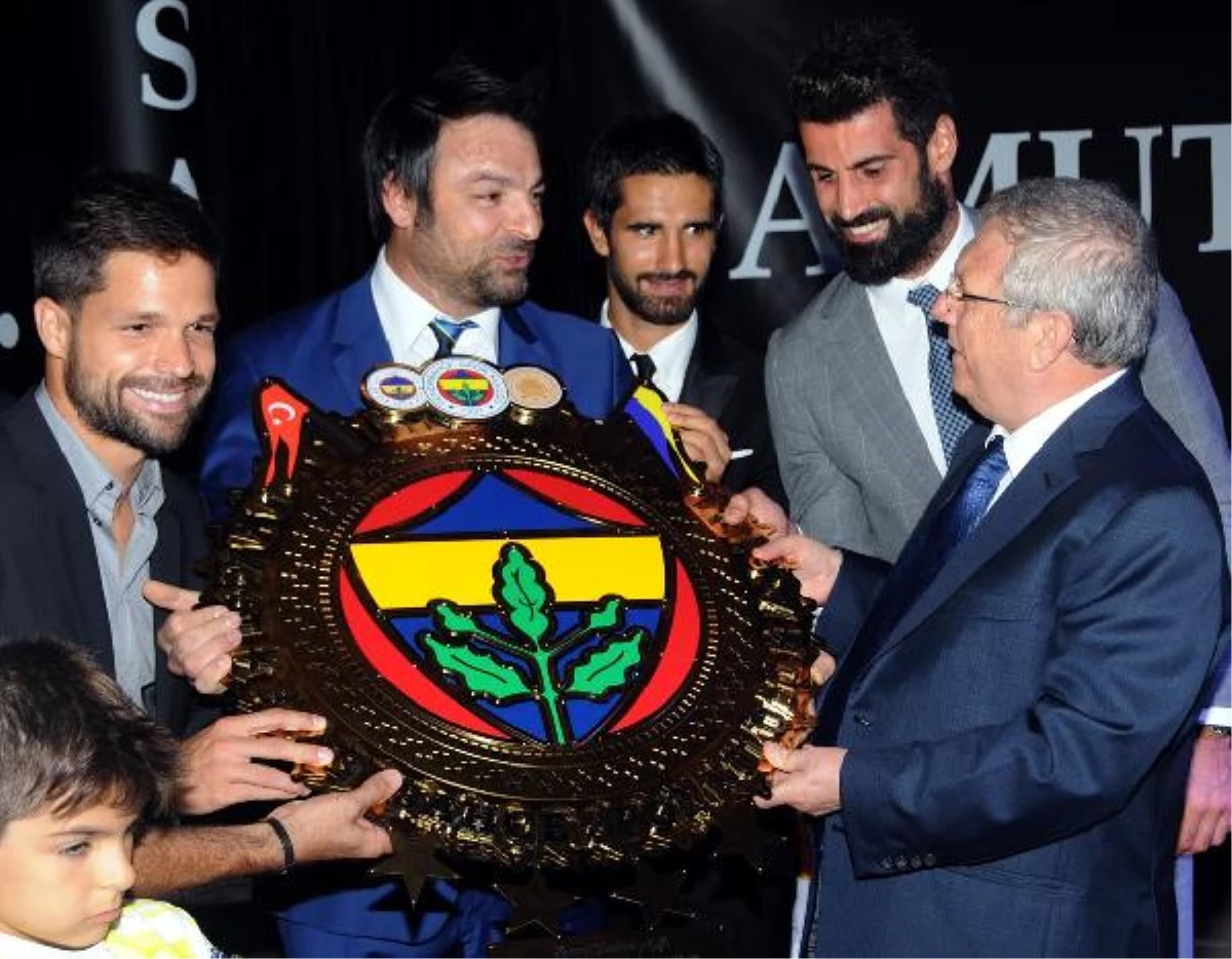 Fenerbahçe, Antalya\'da Şampiyonluk Kutladı