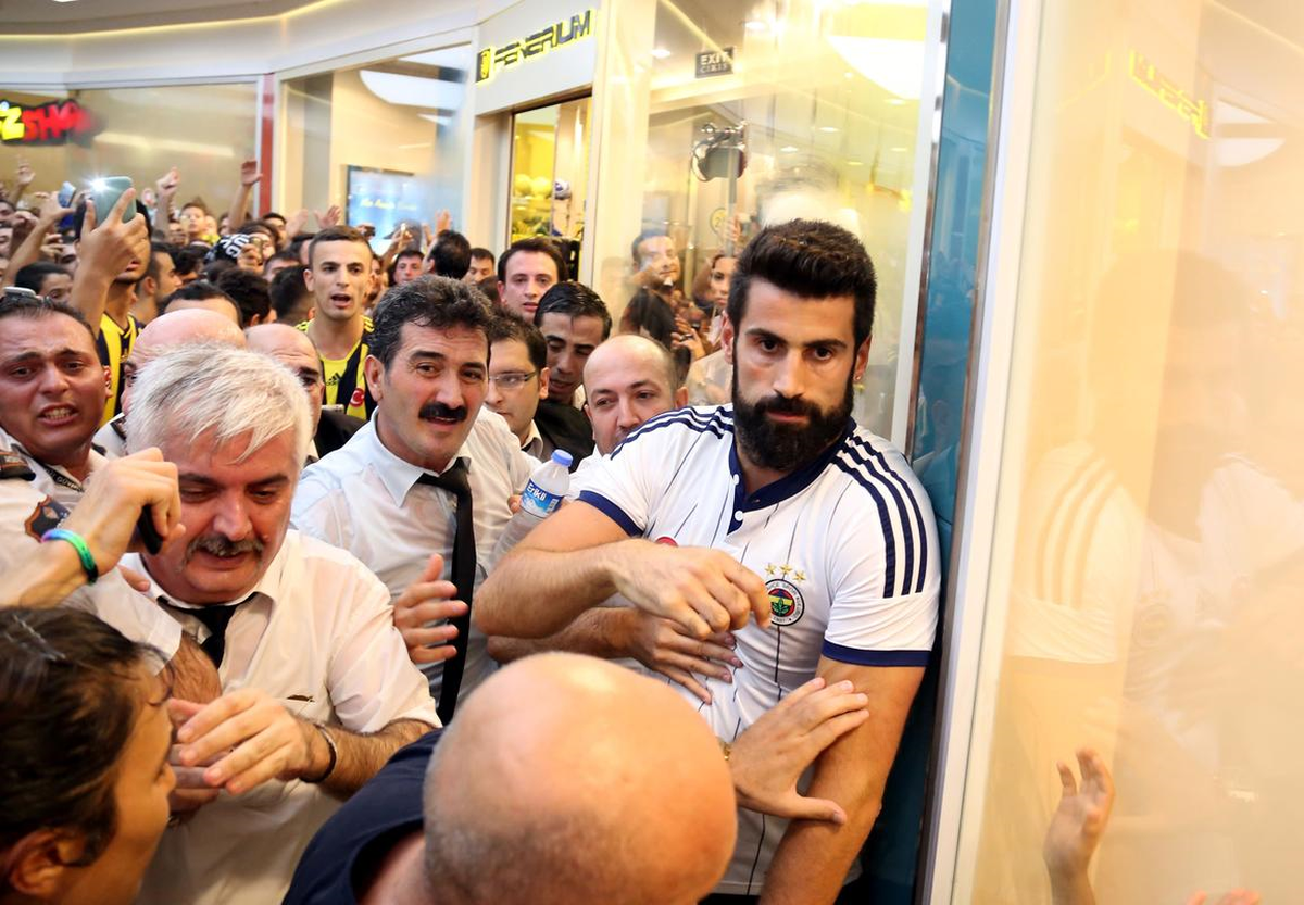 Fenerbahçeli Futbolcular İmza Gününde
