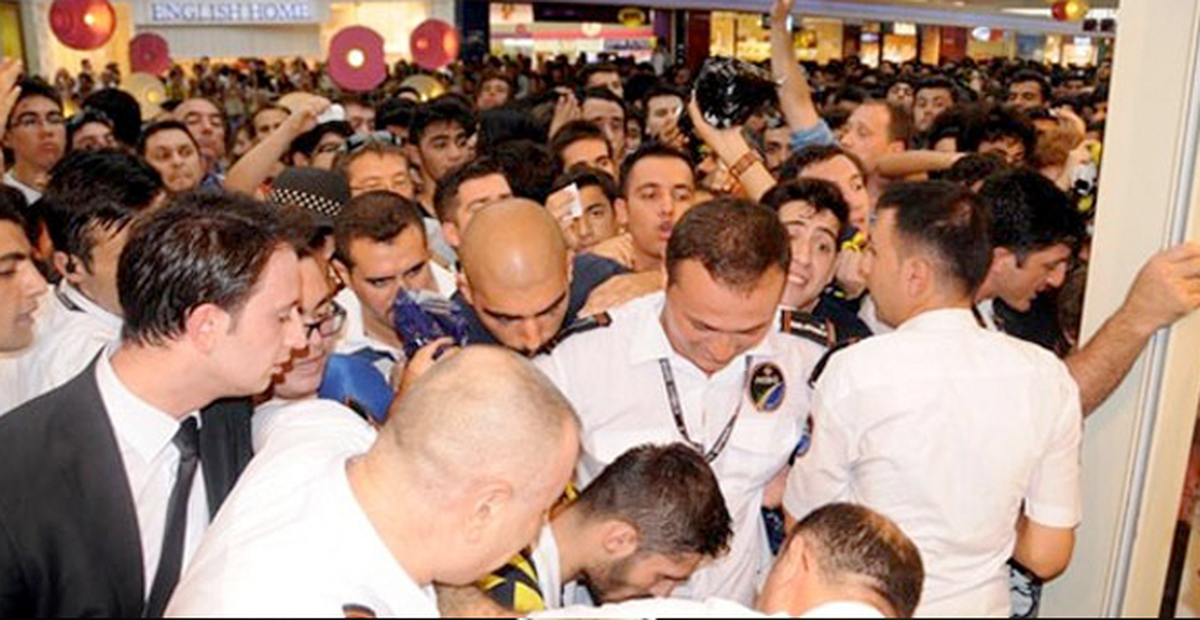 Fenerbahçeli Futbolcuların İmza Töreninde İzdiham Çıktı
