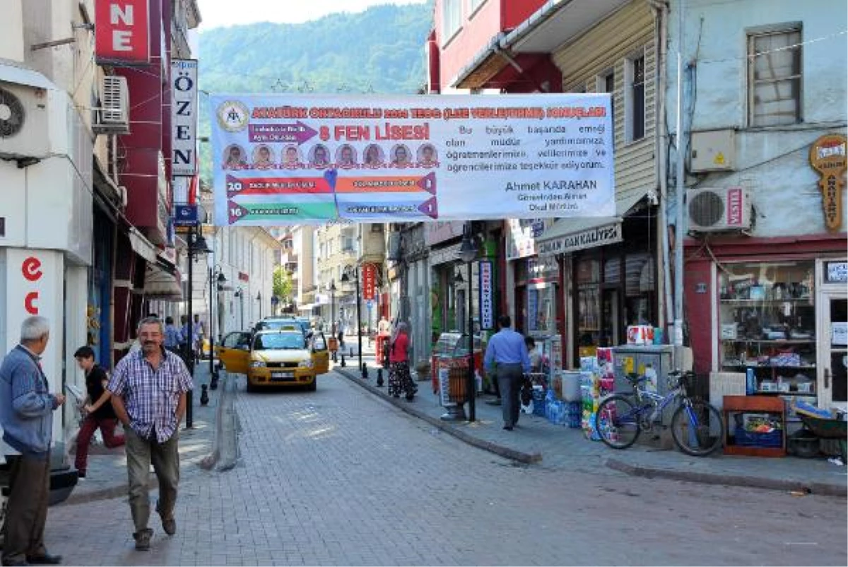 Görevden Alınan Müdür Okulun Başarısını Afişle Duyurdu