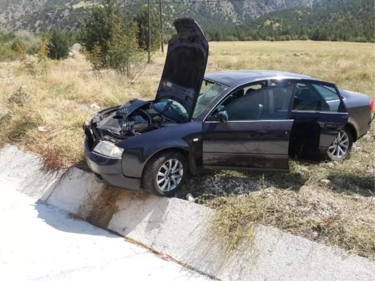 Kontrolden Çıkan Otomobil Su Kanalına Çarptı: 2 Yaralı