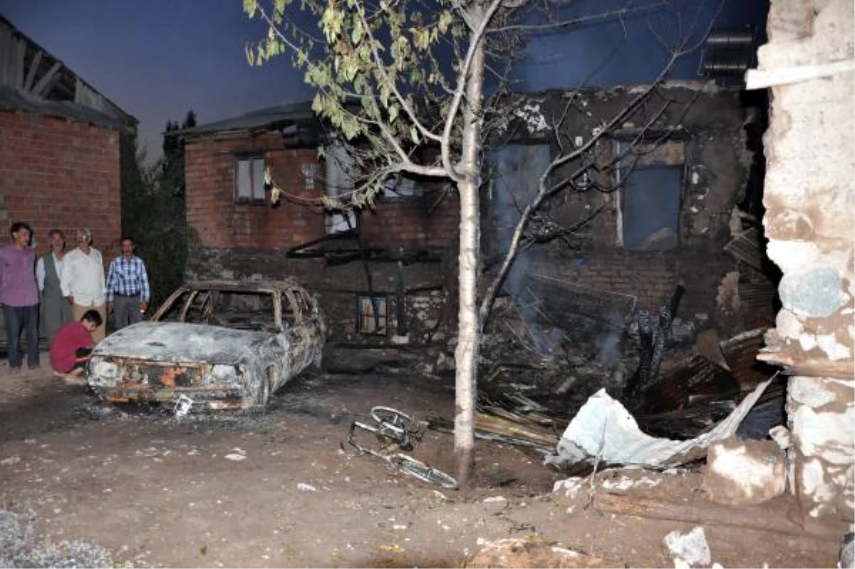 Sarıkamış\'taki Yangında 3 Ev ve 1 Otomobil Yandı