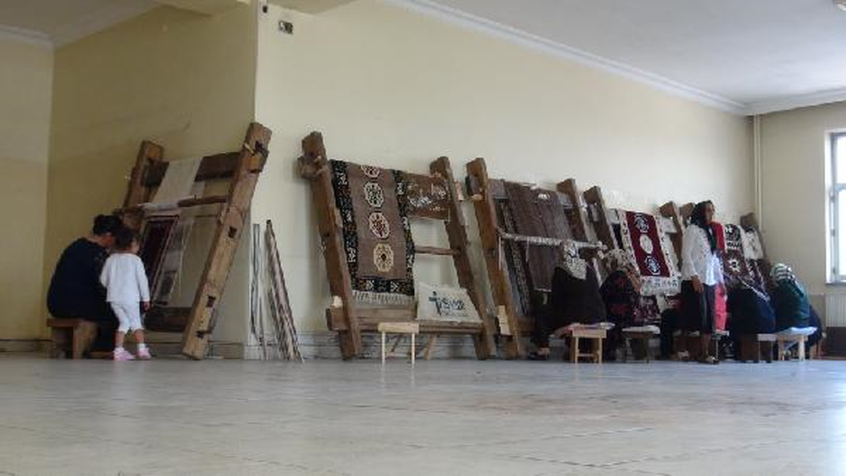 Kursta Halı ve Kilimleri İlmek İlmek Dokudular