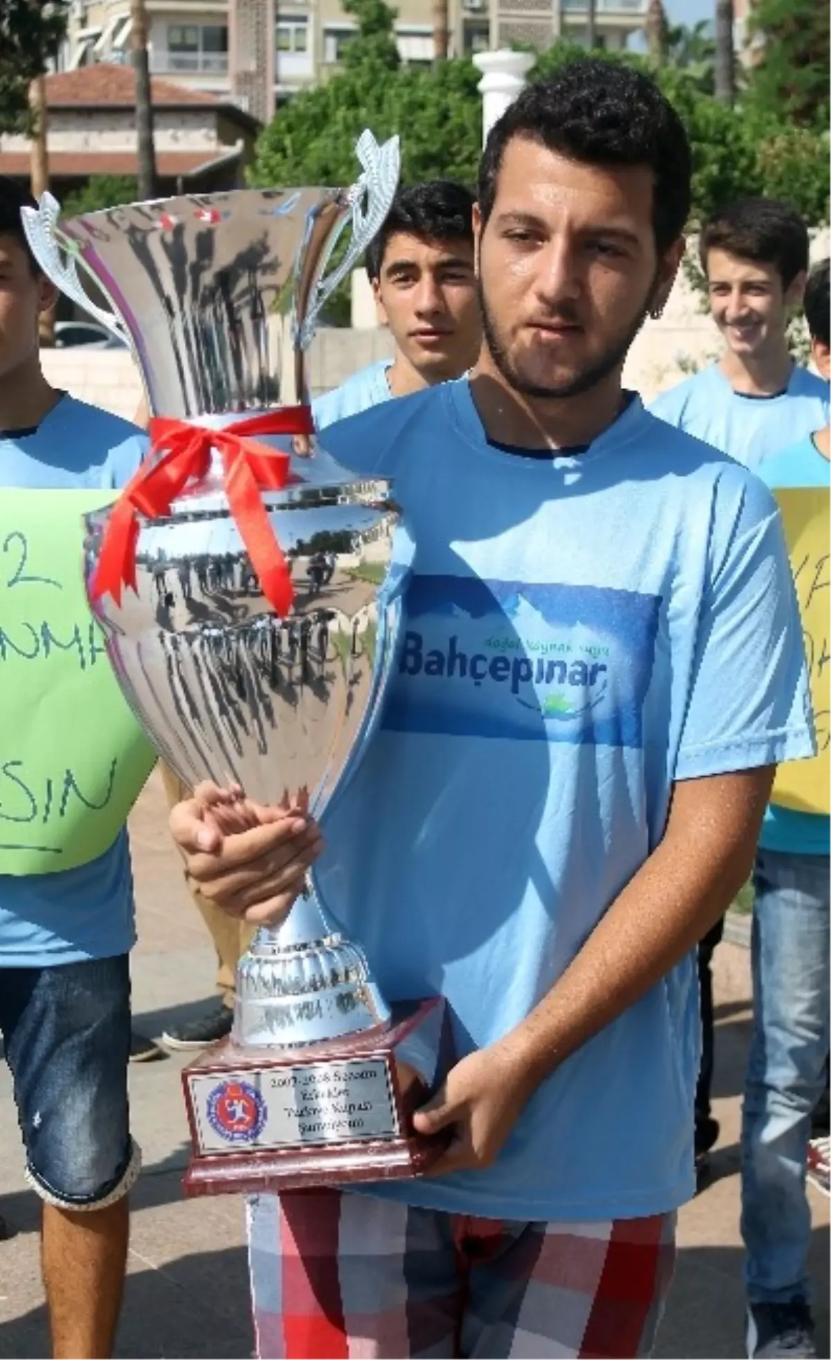 Mersin Hentbol Takımı Kazandığı Türkiye Kupasını Satışa Çıkartıyor