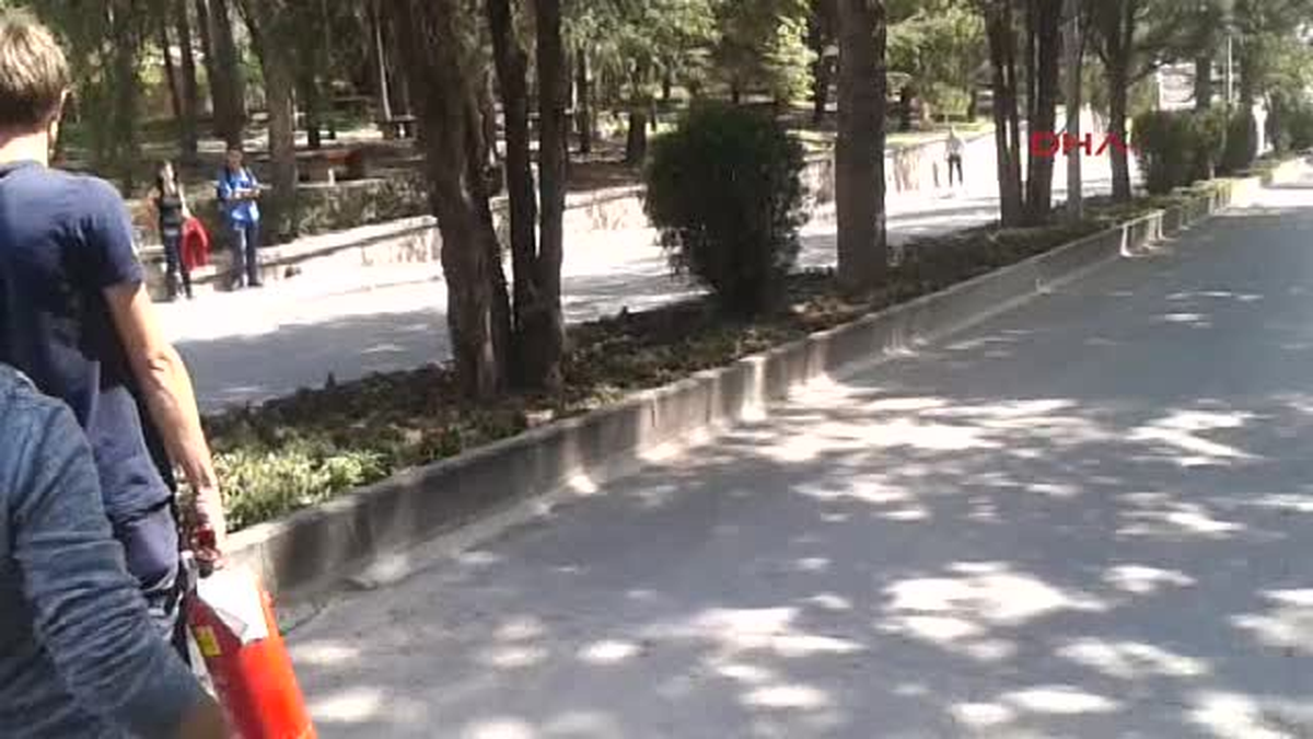 Öğrenciler, Güvenlikçileri Yangın Söndürme Tüpüyle Püskürttü