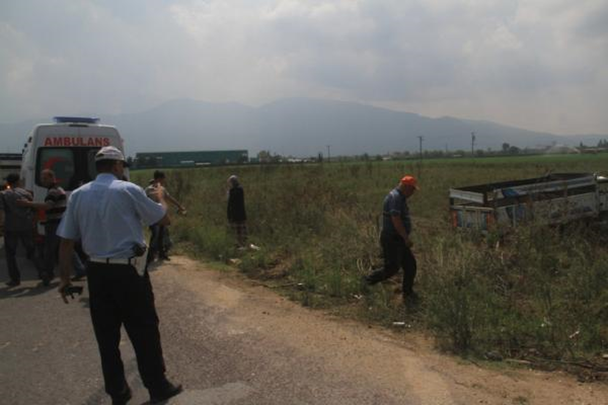 Otomobil Sollama Yapan Kamyona Çarptı: 3 Yaralı