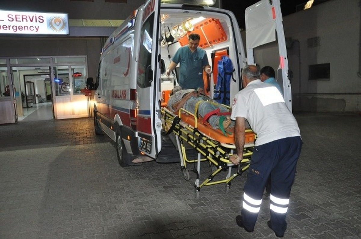 Traktör ile Kamyon Çarpıştı : 3 Yaralı