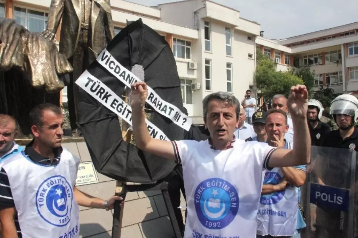 Türk Eğitim-Sen Müdürlük Önüne Siyah Çelenk Bıraktı