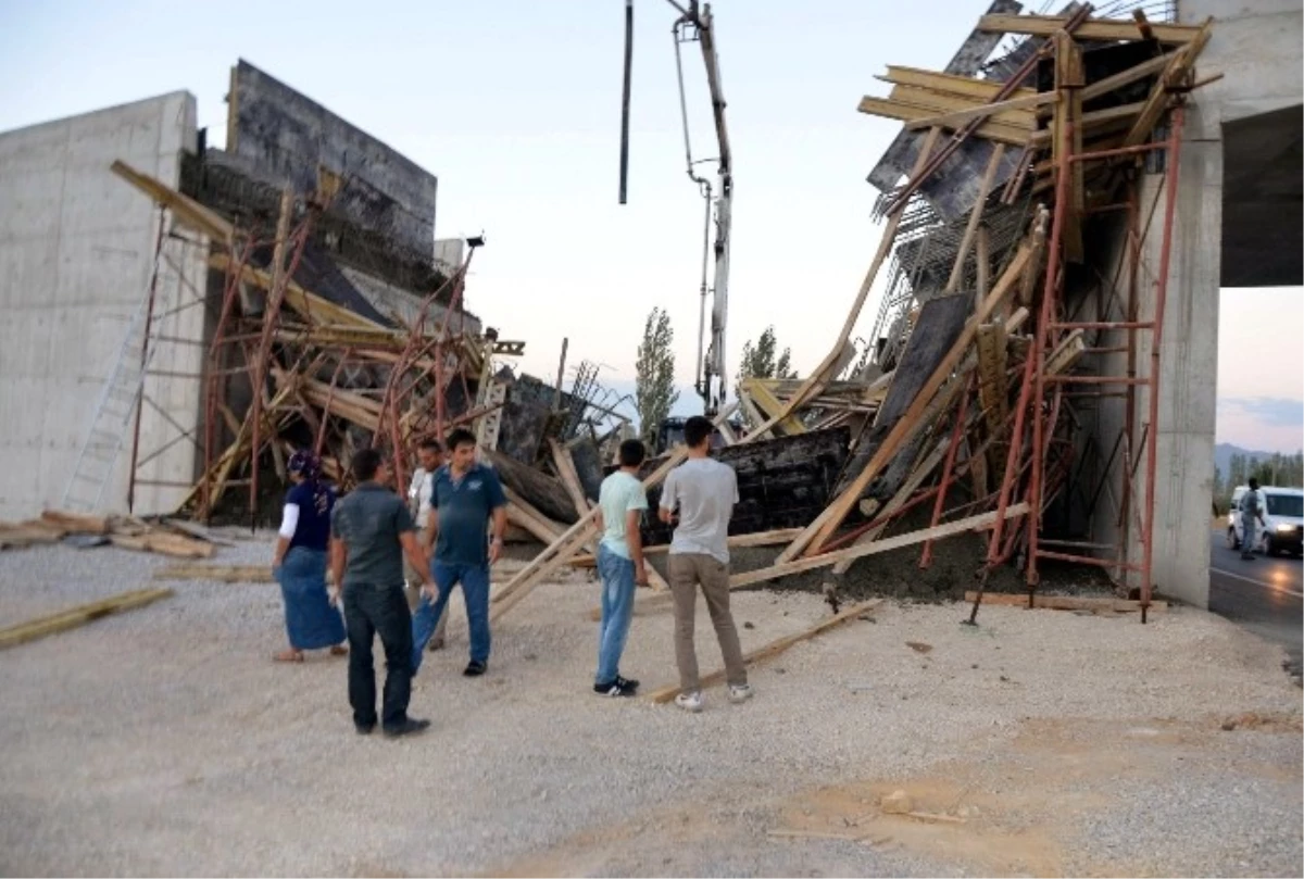 Seydişehir\'de Üst Geçit İnşaatında Kalıplar Çöktü: 4 Yaralı