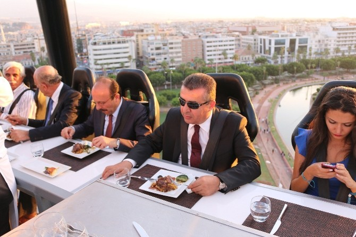Vali Lekesiz, Yerden 70 Metre Yükseklikte Akşam Yemeği Yedi
