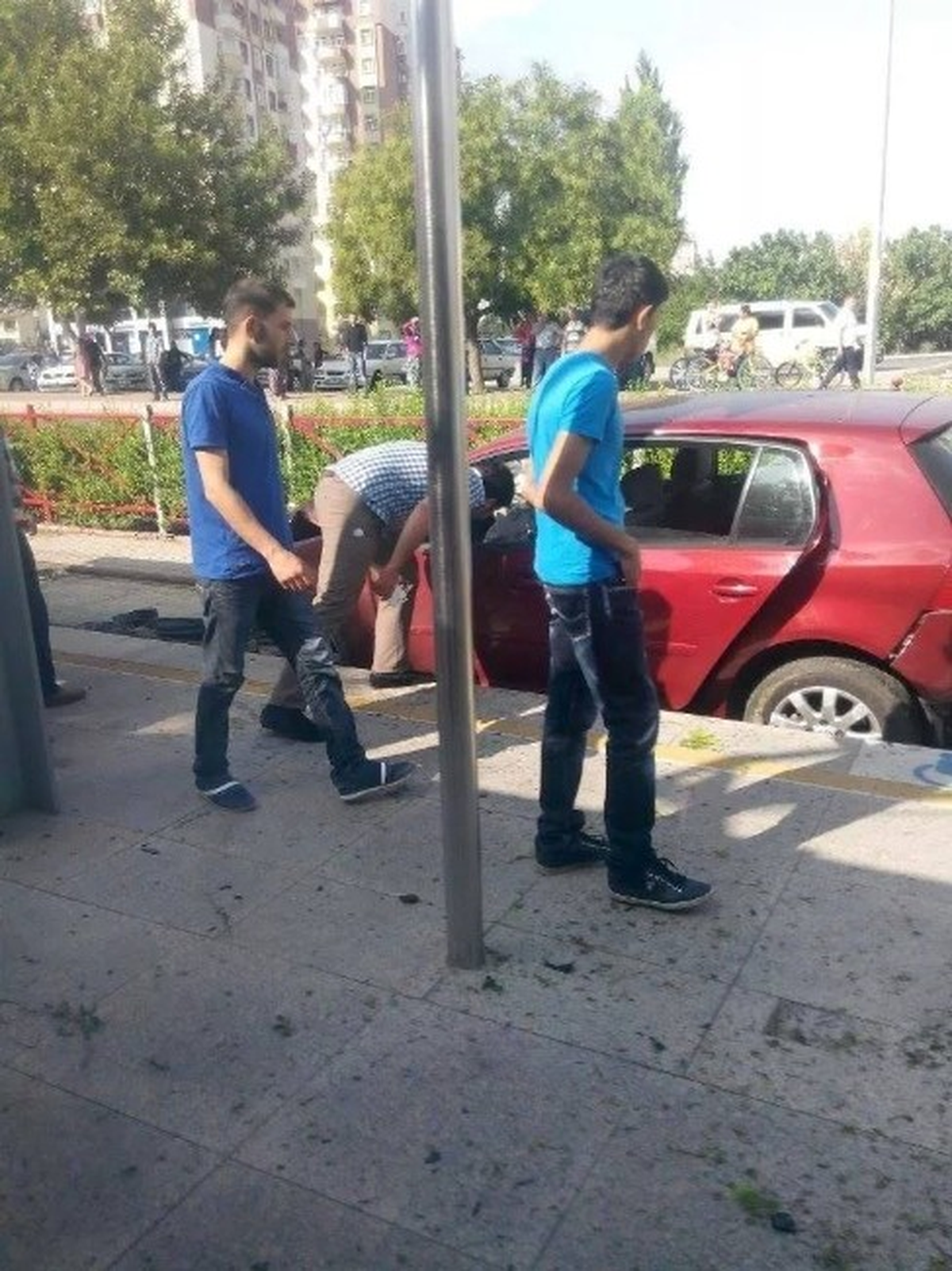 Virajı Alamayan Otomobil Tramvay Hattına Girdi