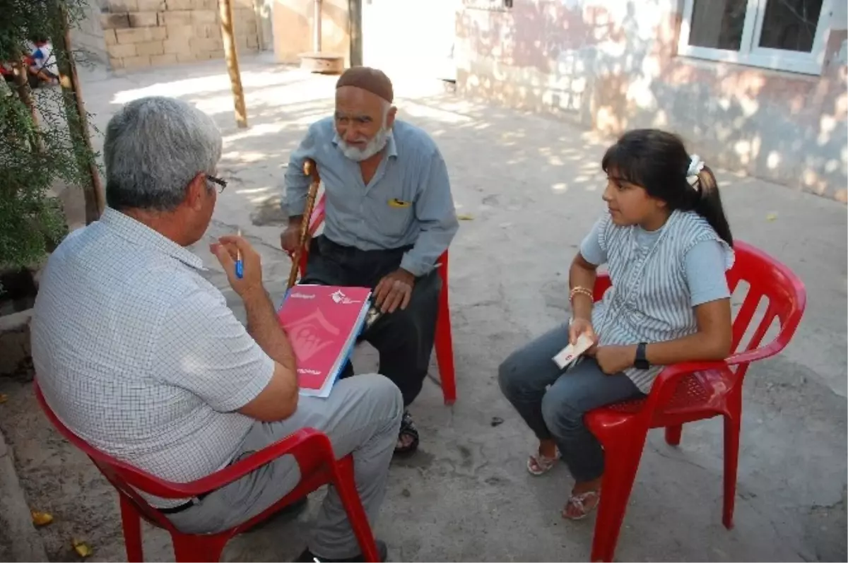 Yetkililer Yaşlı Çiftin Evinde İncelemelerde Bulundu