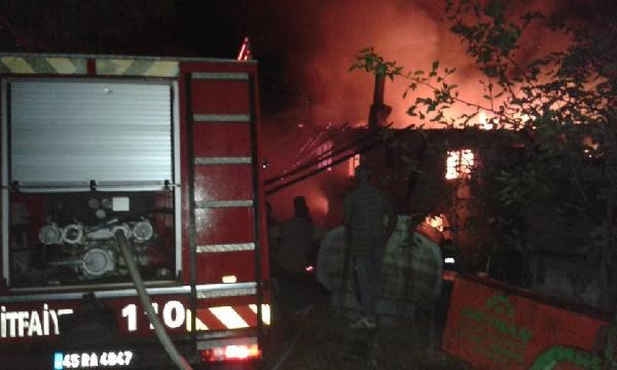 Manisa\'da Alevler İki Katlı Evi Küle Çevirdi