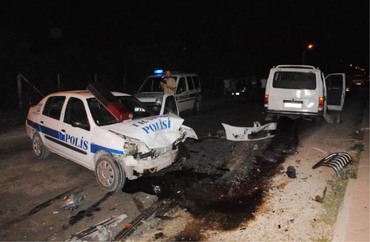Alkollü Sürücü Ekip Aracına Çarptı: 2 Polis Yaralı