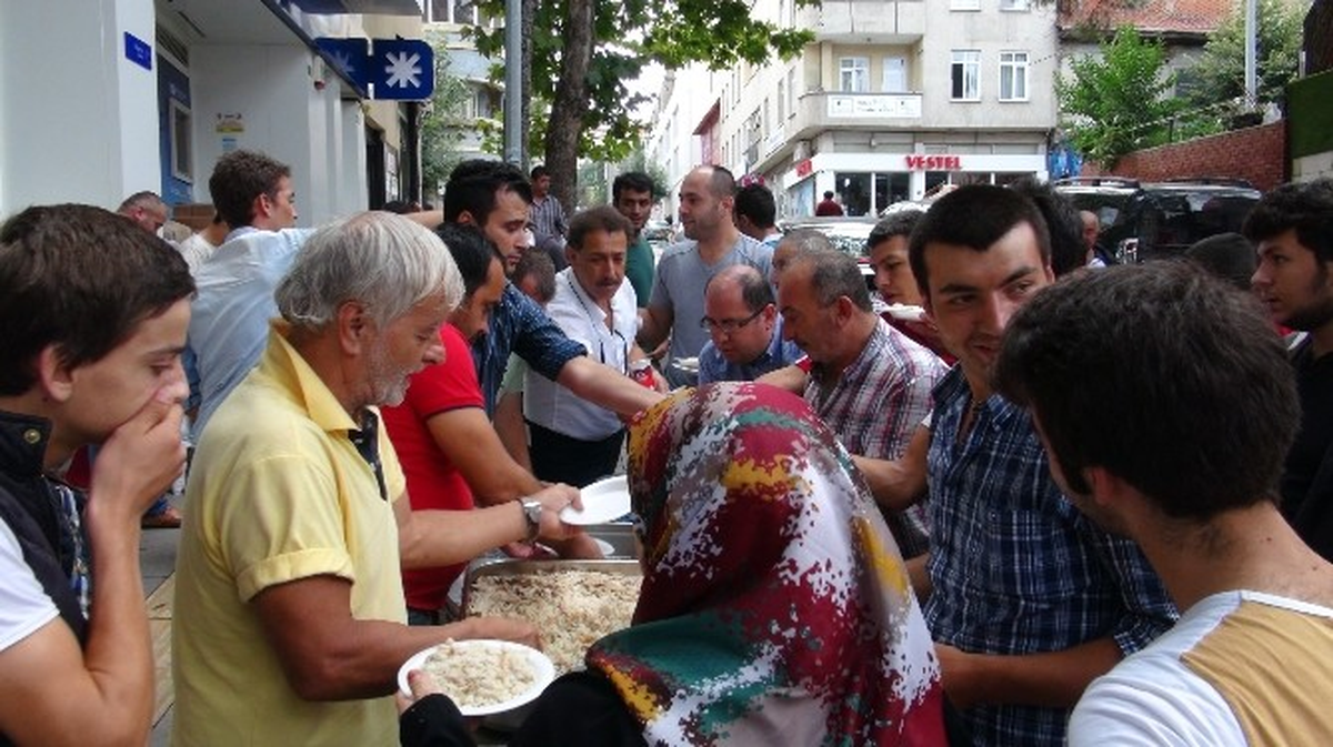 Bilecik\'te Bir Vatandaş Halka "Kurtuluş" Pilavı Dağıttı
