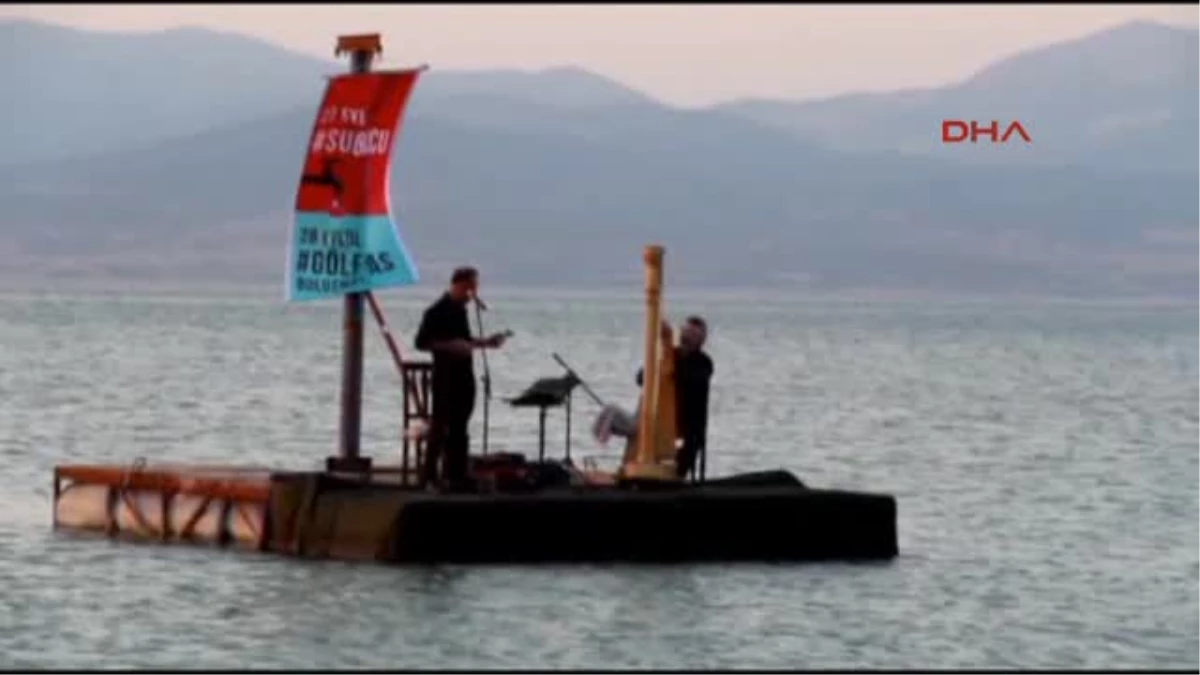 Burdur Gölü\'ndeki Kurumaya Dans ve Müzikle Dikkat Çektiler