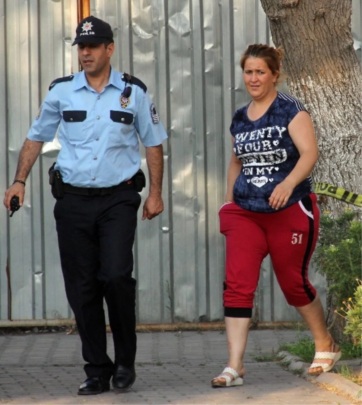 Adana\'da Darp Eden Kocasını Sokakta Görünce Mobese Birimine Sığındı