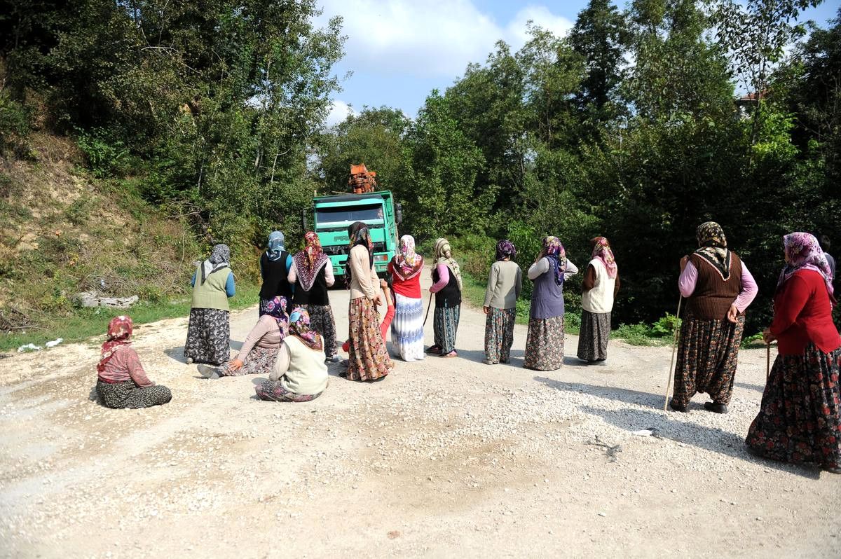 Düzce\'de Köylülerden Yol Kapatma Eylemi