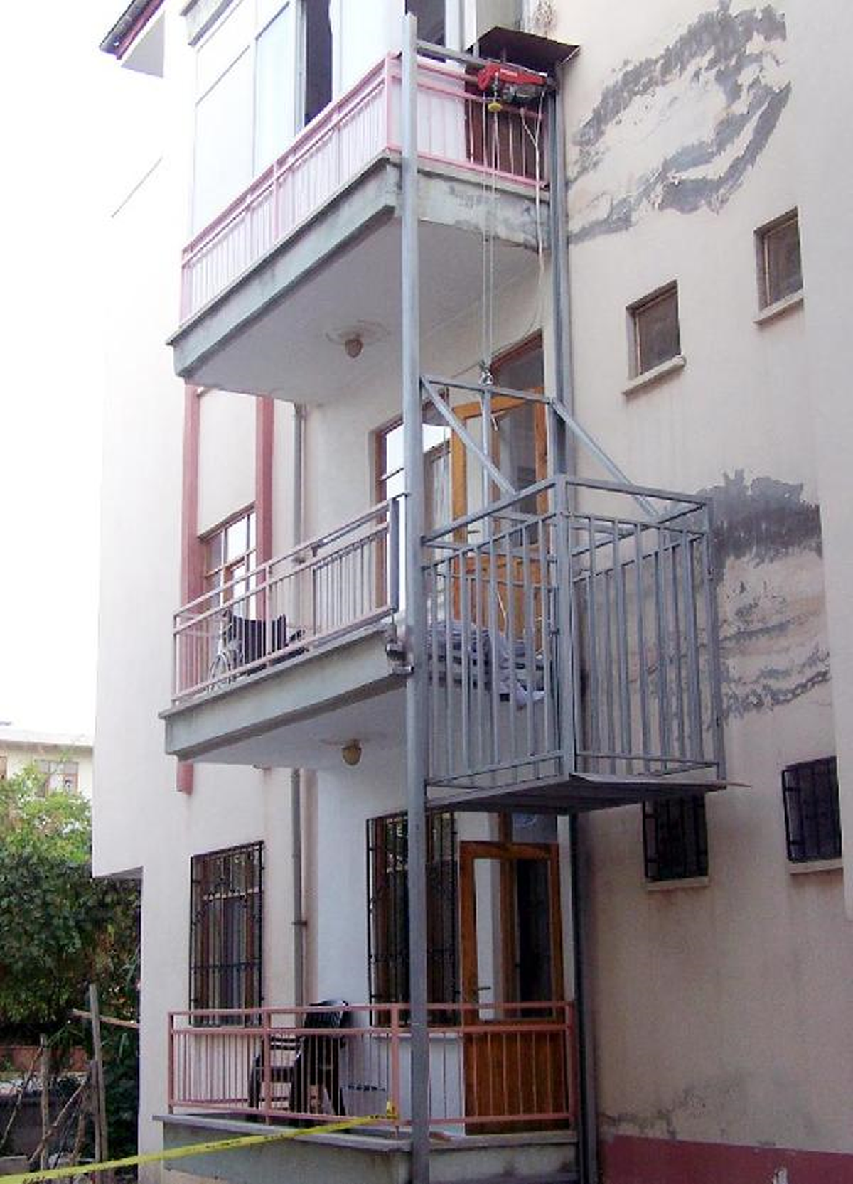 Elektrik Kablosuyla İntihar Etti