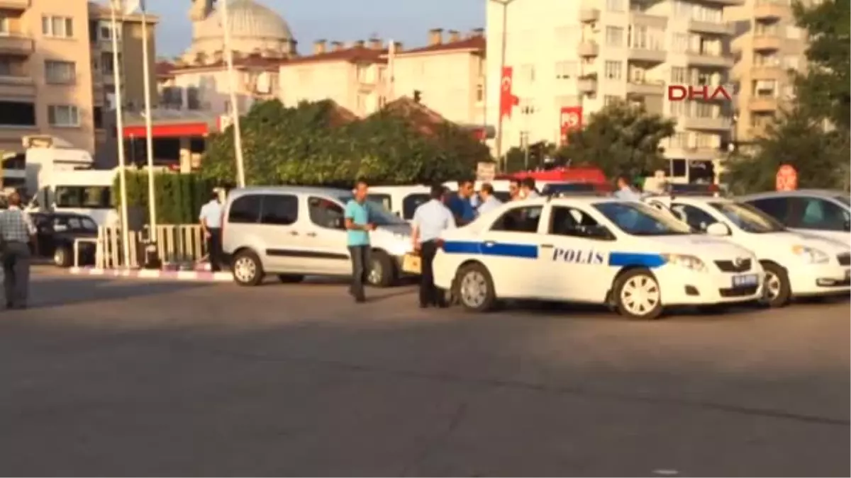 Kendisini Polis Olarak Tanıtan Dolandırıcının Tuzağına Düştüler