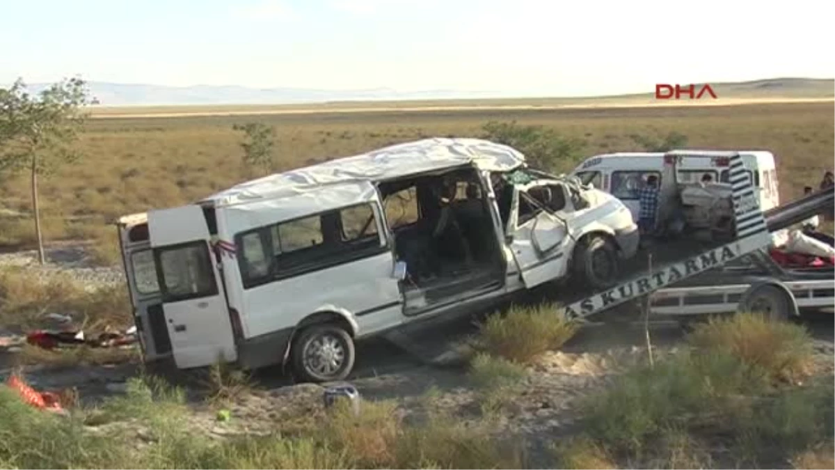 Konya\'da Lastiği Patlayan Minibüs Şarampole Yuvarlandı: 11 Yaralı