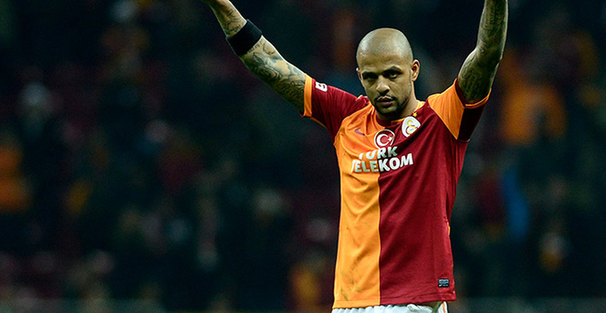 Melo, Kendisini Eleştiren Taraftara Oğluyla Dil Çıkararak Cevap Verdi