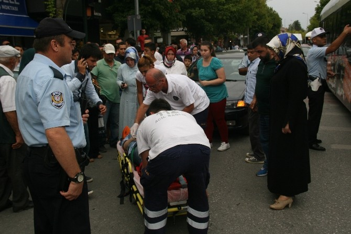 Otomobil Yayaya Çarptı, Trafik Kilitlendi