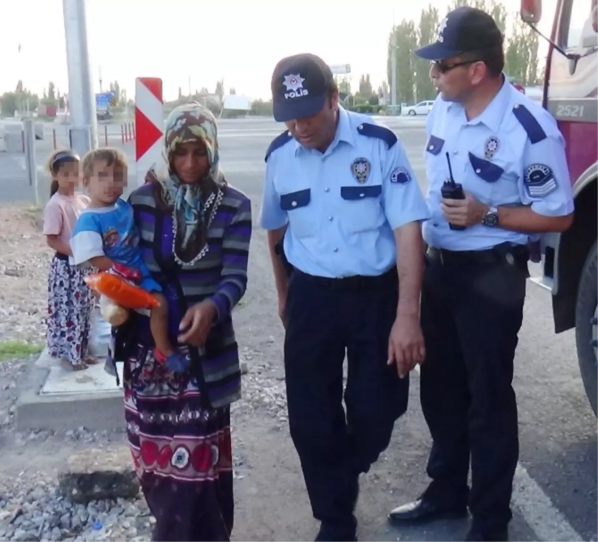 Polis Suriyeli Dilenciyi Yaşadığı Yere Bıraktı