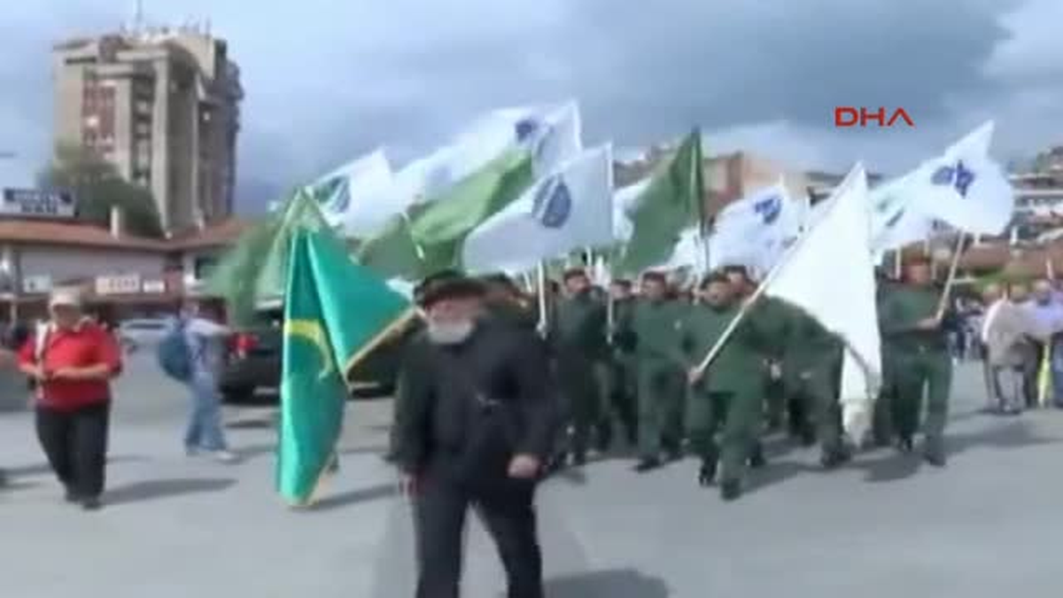 Sırbistan\'ın Novi Pazar Kentindeki Anma Töreninde Yeşil Üniformalı ve Fesli Gençler Yürüdü